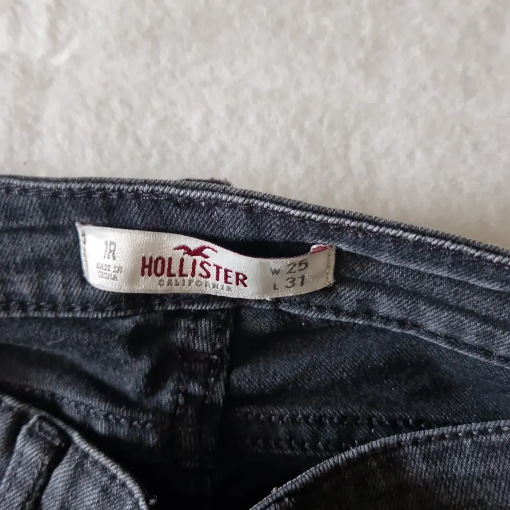 Svarta jeans från Hollister. Storlek W25 L31. Tight modell . Jeans & Byxor.