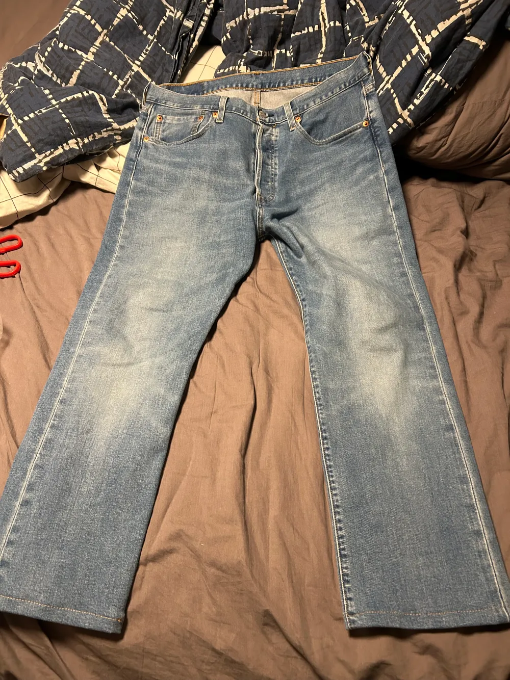 Säljer dessa blåa 501 pga att jag inte använder dem. Skicket är 10/10 man ser inte att de har blivit använda.  Hör av dig vid intresse eller fler frågor☺️. Jeans & Byxor.