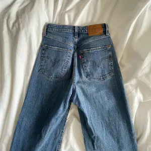(Knappt använda) super snygga jeans som aldrig försvinner ut ur modet! 