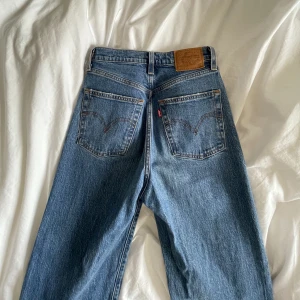 Levis jeans   - (Knappt använda) super snygga jeans som aldrig försvinner ut ur modet! 