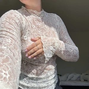 Spets-topp - Superfin blus som aldrig är använd (lapp kvar). Den är genomskinlig och har en slits i ärmen 🤍