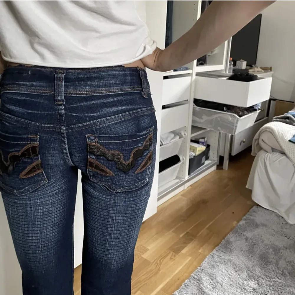 Ett par super snygga jeans som är köpta här på plick men som tyvärr inte passade. Midjemått rakt över: 36cm, Innerbenslängd: 82cm. Jeans & Byxor.