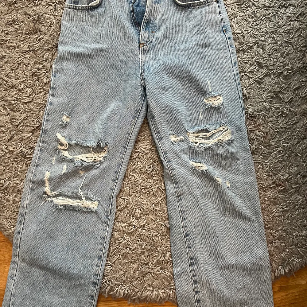 Säljer dessa fina jeans från pull and bear i storlek 36. De är högmidjade och använda ca 3 gånger. 💕. Jeans & Byxor.