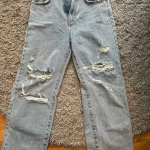 Säljer dessa fina jeans från pull and bear i storlek 36. De är högmidjade och använda ca 3 gånger. 💕