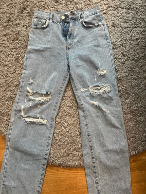 Jeans  - Säljer dessa fina jeans från pull and bear i storlek 36. De är högmidjade och använda ca 3 gånger. 💕