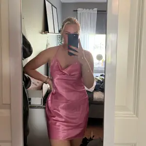 Sidenklänning från HM i rosa. Öppen rygg. Aldrig använd 