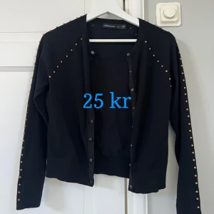 Fin kofta men coola detaljer - Svart Vintage kofta med coola detaljer från Karen millen🫶