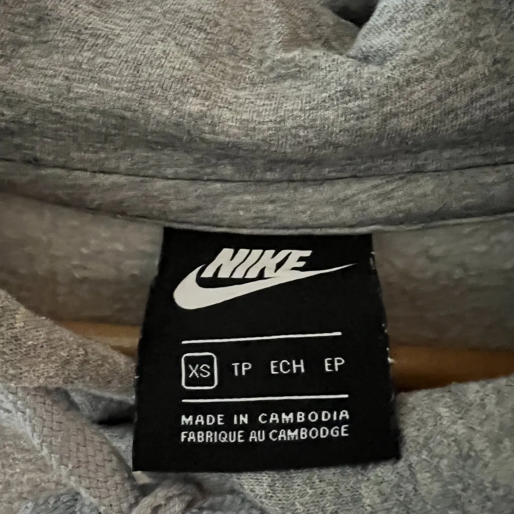 Grå Nike hoodie som har används i ett år lite då och då😀 Hoodien är i skicket 8/10 då den inte har några synliga defekter som som sagt så har den används  Storleken är xs! Nypris: 749 kr. Hoodies.
