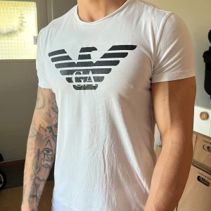Armani T-Shirt (M) - Vit t-shirt från Armani i gott skick!