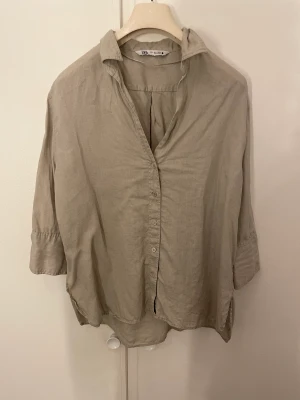 Linné skjorta - Linne skjorta från Zara i storlek S. Endast använd  2 gånger och den är normal i storlek. 