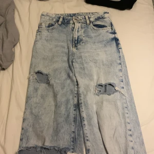 Jeans - Detta har varit mina absolut favorit jeans🥲❤️Så fina och sköna.Står inte storlek i dem men skulle tro att dem är i storlek XXS eller XS, Dem är uppsydda efter min längd som var 155