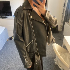 Skinnjacka - Svart skinnjacka från missguided säljes i storlek 34. Jag bär vanligtvis storlek 38 men den sitter bra på mig ändå då den är lite större i storleken. Den är i superfint skick. 