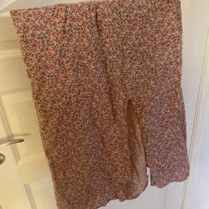 Långkjol - Längre blommig kjol från holister, köpt här på Plick💓 storlek XS, bra skick