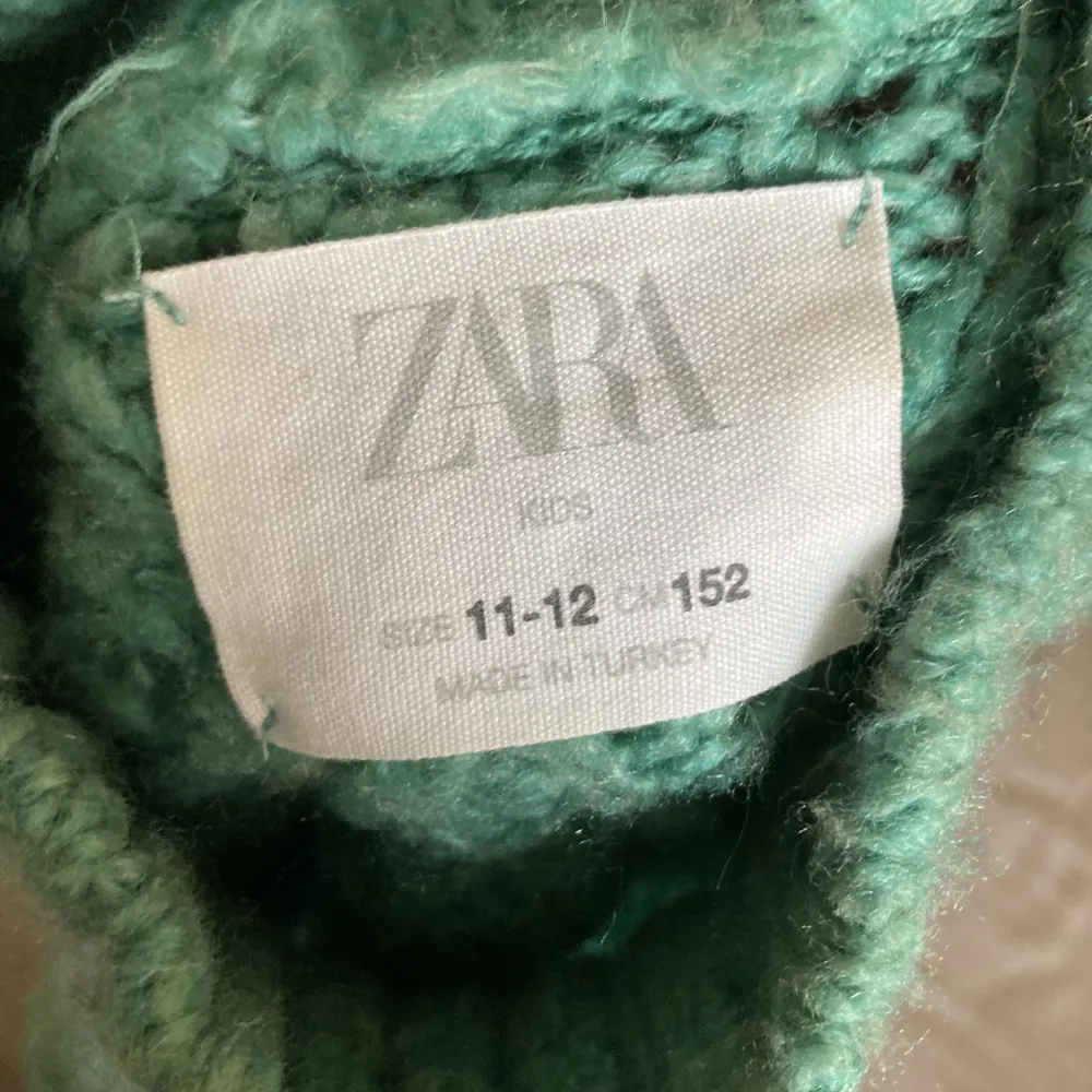 Turkos stickad tröja från Zara i storlek 152, som en Xs!. Stickat.