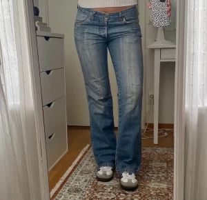 Wrangler jeans - Vintage Wrangler jeans. De är i bra skick men har ett hål på ens benet (vilket jag tycker endast är snyggt). Jag är 170. ❤️ Midjemått: 39cm Innerbenslängd: 81cm Benvidd: 22 cm Om du vill ha fler bilder, var gärna specifik med vad du vill ha bild på🥰❤️🫶🏻. 
