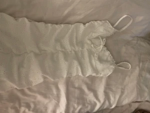 vit klänning från  h&m - säljer denna fina vita klänning från h&m pga kommer inte till användning 🫶🏻🤍 