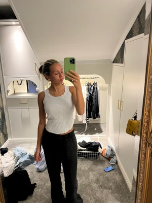 Vit linne  - En bacic vitt linne med fin modell 💕