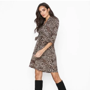 Leopard mönstrad omlottklänning - En superfin omlott klänning i storlek L, knappt använd och skön i materialet. ( inte exakt samma klänning på bilden men använd för referens)