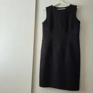 Fin svart klänning med pärlor vid midjan!💕