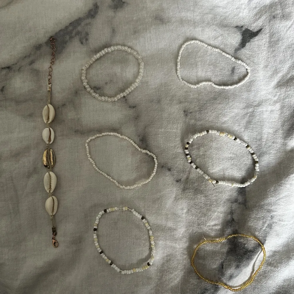 7 stycken Hemmagjorda fina armband av pärlor och snäckor, jättefint nu på sommaren💗. Accessoarer.
