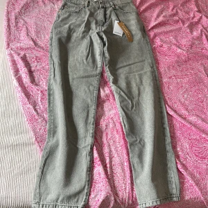 Gråa Jeans - Helt nya jeans storlek 29/32 alla lappar sitter fortfarande kvar och dom är lite baggy jeans så dom sitter väldigt skönt. 