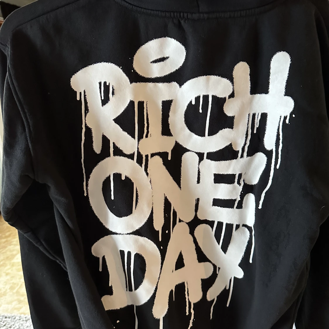 Svart hoodie m tryck