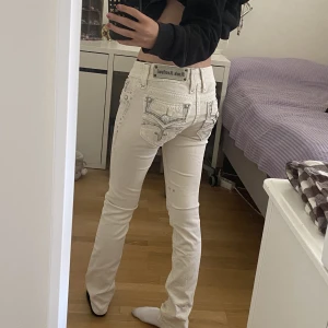 Rock revival jeans - Säljer dessa skitsnygga jeans med midjemåttet 68, de har en liten defekt vid sömmen på ena benet som troligtvis går bort efter några tvättar, skriv vid frågor💕
