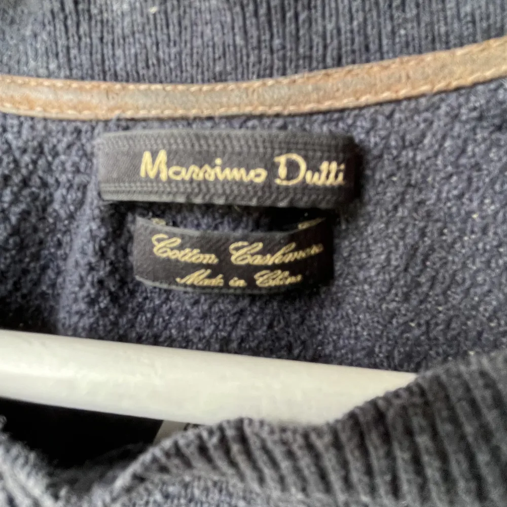 Säljer nu min Massimo Dutti tröja som är i skick 8/10. Är storlek M men sitter som S/M. Skriv vid funderingar . Tröjor & Koftor.