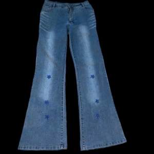 Bootcut jeans med detaljer  Strl: 34 Midjemått tvärs över:37 Innerbenslängd: 81 