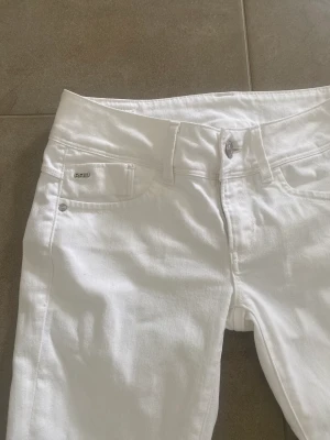 Gstar Lynn ankel - Gstar Lynn Mid Skinny 25/30 ankel. Använda ett fåtal ggr och inga defekter. Jag är 160 och går till mina anklar. 