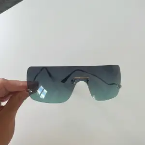 Moderna solglasögon från NAKD