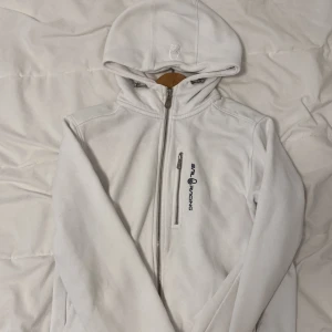 Sail racing zip - Säljer nu denna tröjan då den inte används! Den har två fläckar på höger ärmen och därav priset på törjan (se bild 3) Nästintill oanvänd!