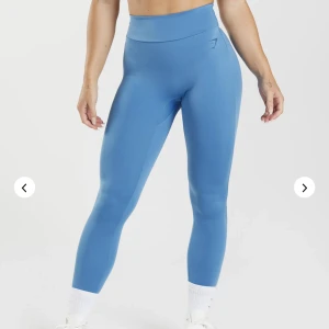 Gymshark tights nyskick - Tights från gymshark endast använda en gång i storlek medium, logga i fram & scrunch i bak & nypris 549kr🦋 hör av er vid minsta intresse eller fundering 💓obs ligger endast ute denna vecka så köp snarast 🫶
