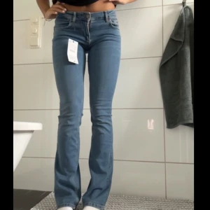 Zara low waist bootcut jeans - ”The low rise slim bootcut” Helt oanvända jeans, råkade beställa två därför säljer jag💕 storlek 34! (Jag är 1,64)