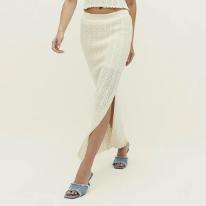 Stickad Kjol - Säljer denna magiska kjol från Stradivarius, använd 1 gång. Storlek XS🫶🏼