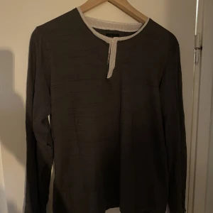 Tröja - Grå tröja med vit krage och knappar från Zara Man. Fint skick. 