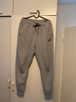 Nike tech fleece grå M - Knappt använd storlek M 100% äkta 