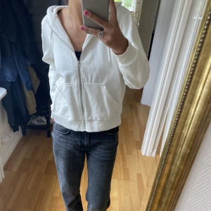 Vit sip up hoddie - Vit hoddie från Hm använd en gång men är inte min stil längre, inga defekter
