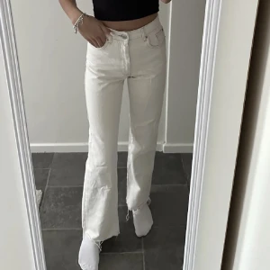 Raka jeans - Raka jeans från stradivarius i storlek 32