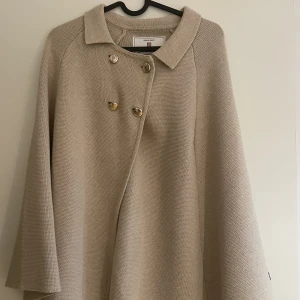 Cape/Poncho - Bondelid  - Beige Cape/poncho från Bondelid i gott skick. Använd ett fåtal gånger, originalpris 799kr. 