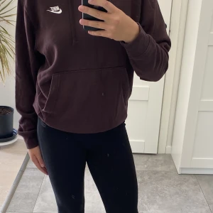 Nike Hoddie  - Säljer en Nike hoodie. Är i Bra skick. Köpte för 400 kr, Säljer för 300. Kontakta mig om du undrar något!💕