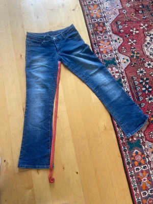 Levis 32/30 - Lågmidja levis , be inte bilder därför att jeansen passar inte , skickar för 69kr eller hämta i Göteborg 
