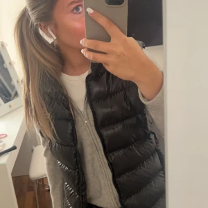 Moncler Ghany Down Gilet väst  - En moncler väst som är köpt 2022 i moncler butiken, nyskick och använd ca 5 gånger. Har inte fått användning till den så iproncip helt ny. Inköpspriset är 8.215kr. Storlek M så den är inte så tajt. Äktehetsbevis och kvitto ingår garantin gäller i 2 år 