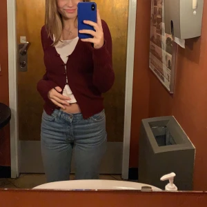 Kofta - Tajt stickad kofta i höstig färg. Väldigt bekväm.