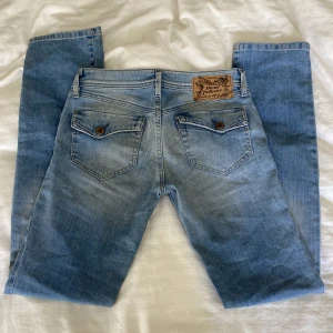Low rise 2000s diesel jeans - Vintage 2000s diesel jeans with button pockets jeans med låg midja och knappfickor 