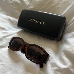 Säljer mina Versace solglasögon i modellen BIGGIE UNISEX färg Havana. Använda 2 gånger. Köpta på NK i Stockholm.  Nypris 2645 kr. 
