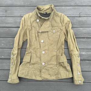 Militär kavaj - Figursydd Militär kavaj🪖