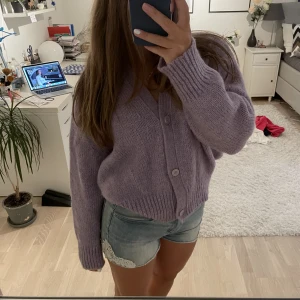 Stickad kofta - Sjukt söt lila stickad kofta i nyskick!💜