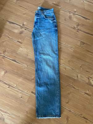 Jeans från Gina i storlek 36,S. Säljer dem då dem inte kommer till användning, knappt använd. Ny pris:499 Mitt pris:250