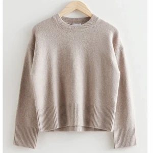 & Other stories tröja  - Säljer nu min fina tröja i en beige färg från & Other stories. Färgen på tröjan är mörkare beige en vad det är på bilden.Tröjan är ändå i ett bra skick skulle jag säga, nypris är 490kr på hemsidan. Skriv för frågor eller funderingar❤️